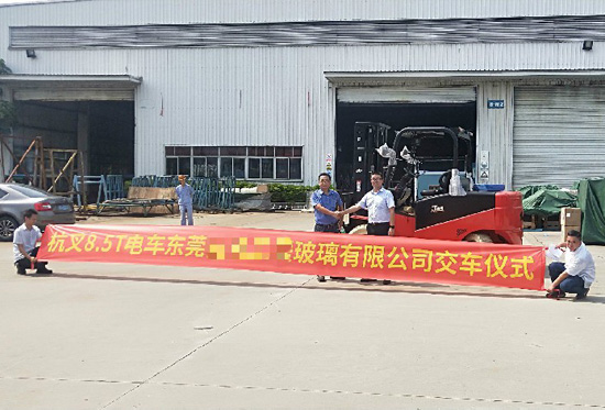 叉車搬運(yùn)玻璃？要輕拿輕放！